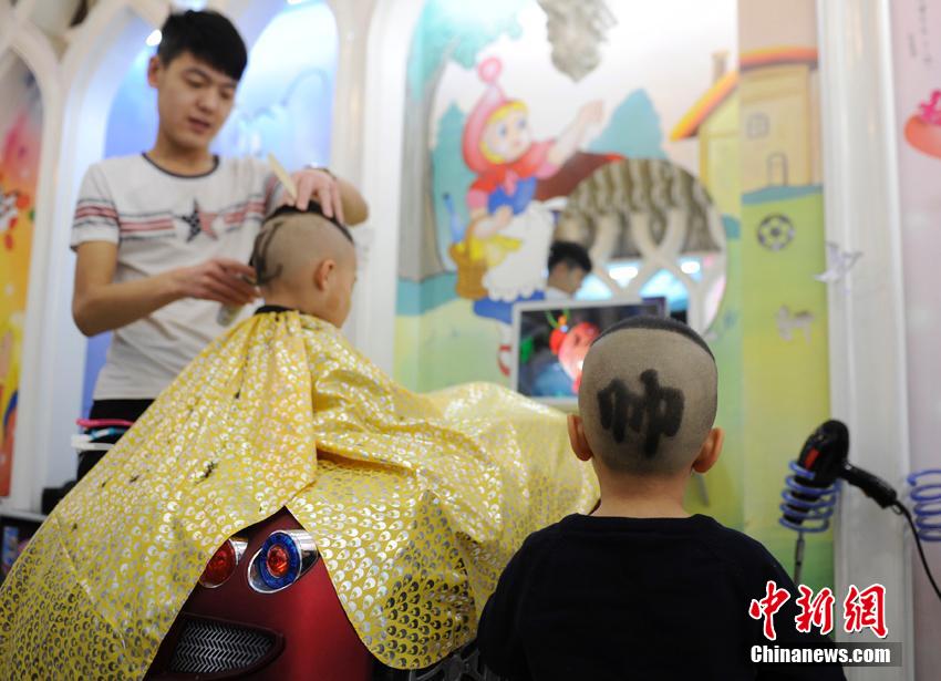 Nordchina: Kinder mit lustigen Frisuren