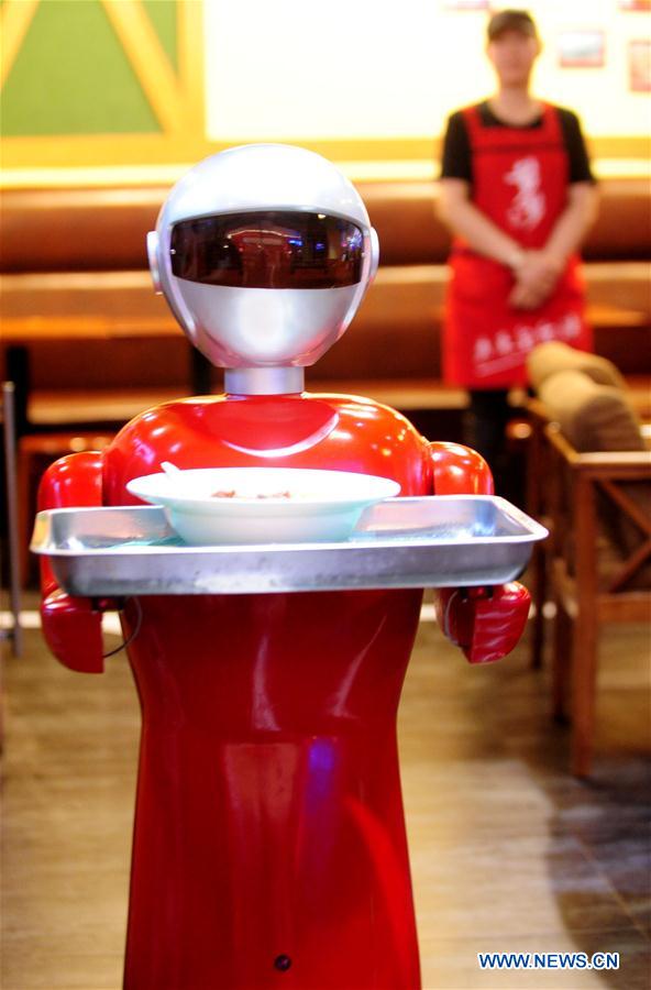 Nordchina: Roboter als Kellnerin in einem Restaurant