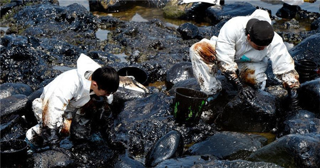 Arbeiter Entfernen Auslaufendes L An Der K Ste Von Neu Taipeh China Org Cn