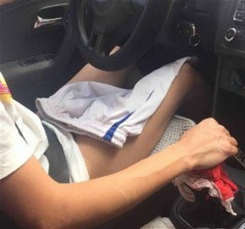 Frau nackt mit auto