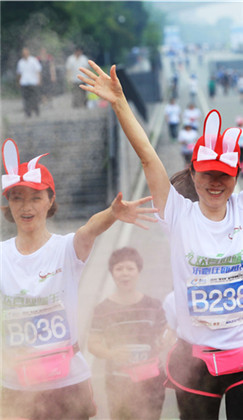 Am vergangenen Sonntag haben tausend Leute in der Stadt Wenzhou in der ostchinesischen Provinz Zhejiang an einem Laufwettbewerb teilgenommen, um das kommende Drachenbootfest am Donnerstag zu begrüßen.