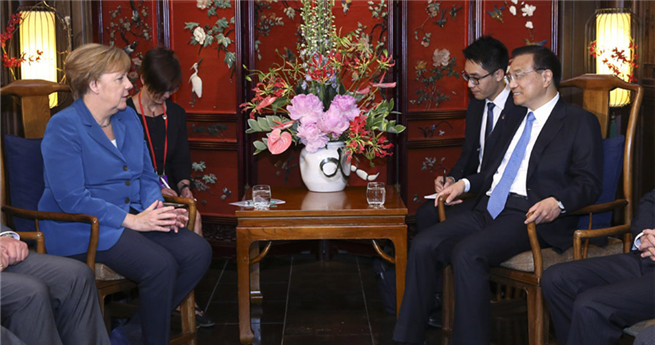 Li Keqiang kommt mit Angela Merkel zusammen