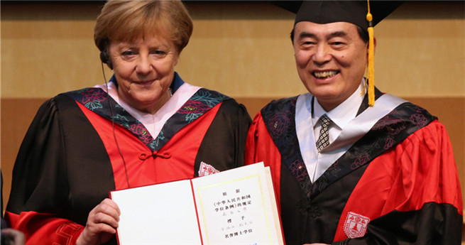 Merkel Ehrendoktorwürde von chinesischer Universität verliehen