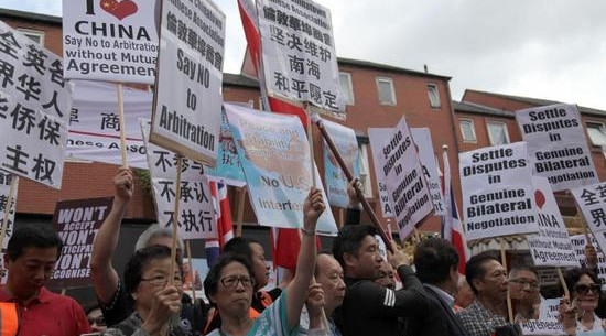 Chinesen in Großbritannien protestieren gegen Schiedsspruch über Südchinesisches Meer