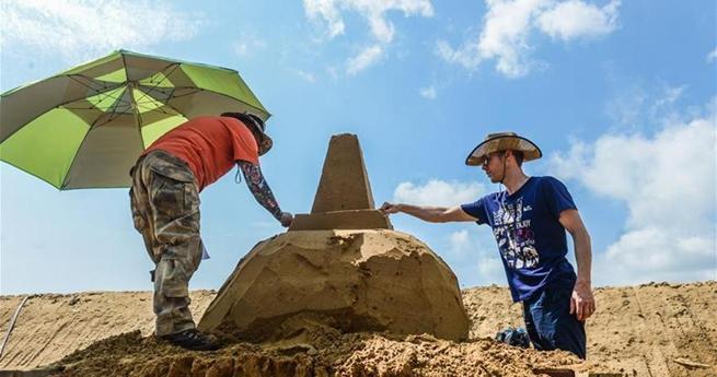 Künstler bauen Sandskulpturen für G20-Gipfel