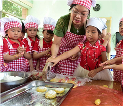 Vor Mondfest: Kinder bereiten selbst Mondkuchen zu