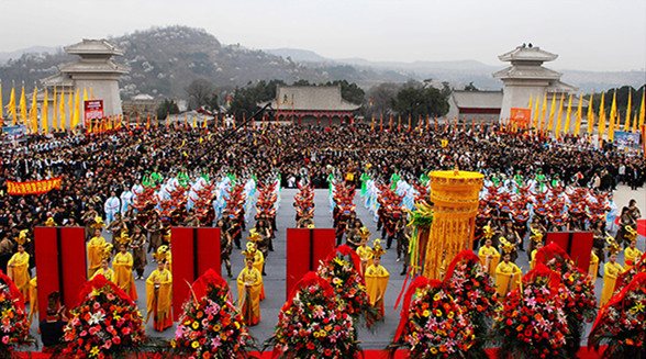 Performers and the public listen to a speech during the Yellow Emperor Memorial Ceremony held last year in Huangling county, Northwest China's Shaanxi province. (Photo by Lu Shengfei/China Daily) Performers and the public listen to a speech during the Yellow Emperor Memorial Ceremony held last year in Huangling county, Northwest China's Shaanxi province. (Photo by Lu Shengfei/China Daily)