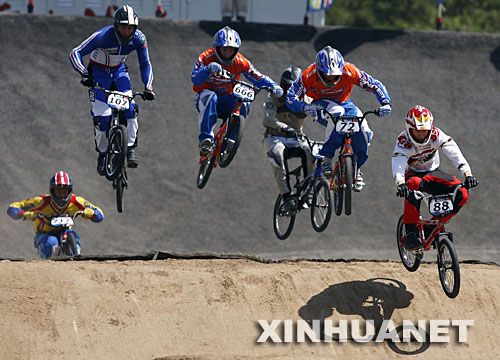 8月21日，男子竞速赛参赛选手在比赛中。当日，2007好运北京国际自盟小轮车世界杯赛在北京落幕。 新华社记者费茂华摄