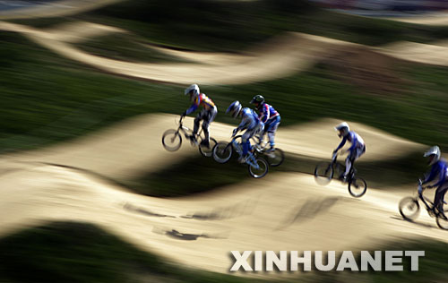8月21日，男子竞速赛参赛选手在比赛中。当日，2007好运北京国际自盟小轮车世界杯赛在北京落幕。 新华社记者费茂华摄