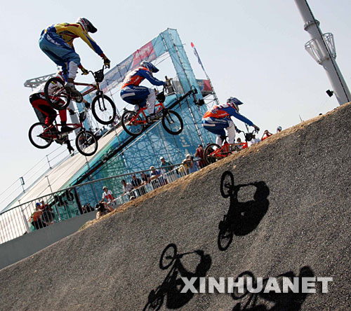 8月21日，参赛选手在比赛中翻越障碍。当日，2007好运北京国际自盟小轮车世界杯赛在北京落幕。 新华社记者张铎摄 