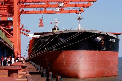 曹妃甸新工業区の25万トン鉱石埠頭で積み荷を下ろす外国籍貨物船
