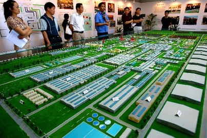 曹妃甸の首都鉄鋼コンビナートで、同会社の砂上模型を見学している人たち