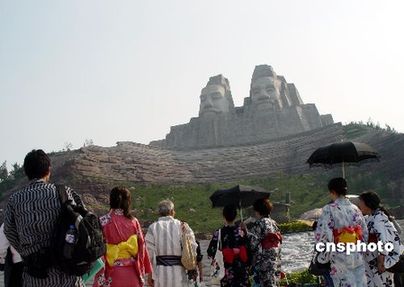 九月二日下午，参加“二00七中日友好合唱文化节”的中日双方合唱团，在位于郑州黄河风景游览区的炎黄二帝广场前高唱友谊之歌，纪念中日邦交正常化三十五周年。