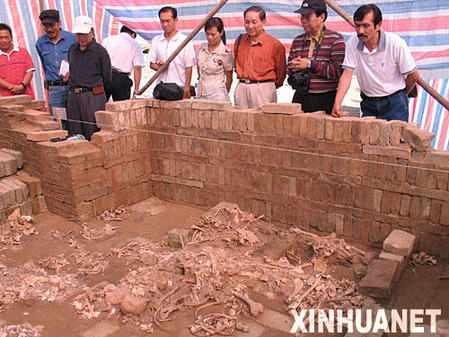 支离破碎的尸骨散落在青砖铺就的墓基上（9月8日摄）。新华社记者张鸿墀摄