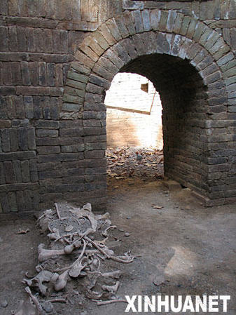这是1号墓前室内残存的尸骨（9月8日摄）。 新华社记者张鸿墀摄