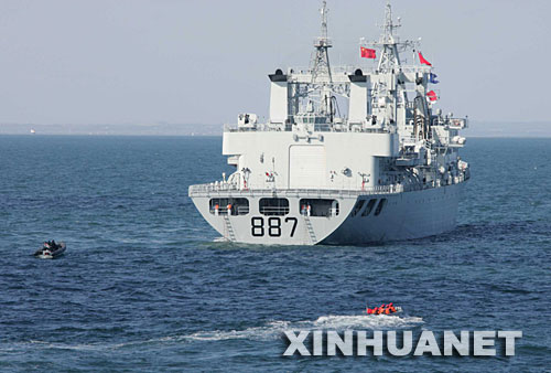 9月10日，中英海军派出小艇运送救护人员登上“失事”船只。当日，由“广州”号导弹驱逐舰和“微山湖”号综合补给舰组成的中国海军舰艇编队，在英国朴茨茅斯附近的大西洋海域与英国海军“皇家方舟”号航空母舰成功进行了非传统安全领域的军事演习。 新华社记者查春明摄 