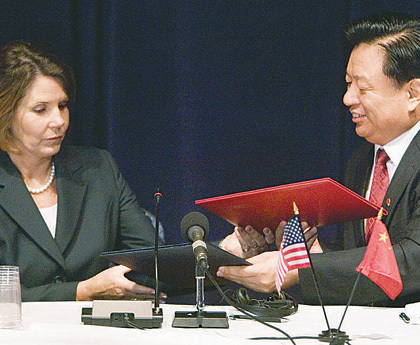 ワシントンで、中米消費品安全に関する共同声明に調印する中国国家品質監督検査検疫総局の魏伝忠副局長（右）と米国消費品安全委員会執行主席のナンシー・ノード女史（左）