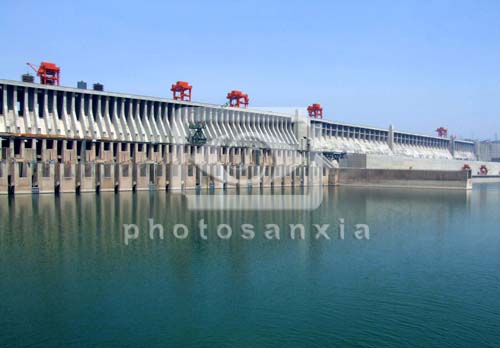 三峡ダムの送変電プロジェクトは着工から10年が経過した。18日午後2時現在で、華東、華中、華南地区の11省・自治区・直轄市への送電量は1892億キロワット時に達した。