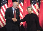 ワシントンで開かれた第2回SEDで握手する中国の呉儀副総理（右）と米国のポールソン財務長官