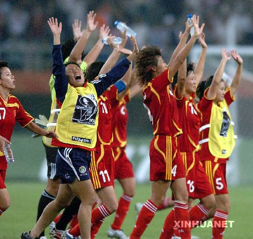 9月20日，中国队队员庆祝胜利。当日，在天津进行的2007年女足世界杯D组最后一轮比赛中，中国队以2比0战胜新西兰队，从而以2胜1负积6分的战绩获得小组出线权。 新华社记者王晔彪摄