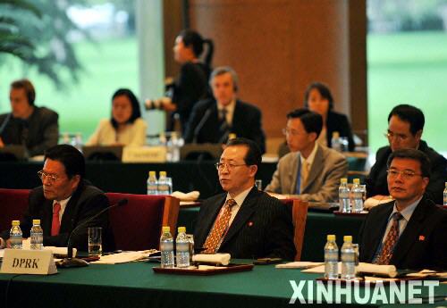 这是朝鲜代表团团长金桂冠（前中）在会上。 新华社记者王建华摄