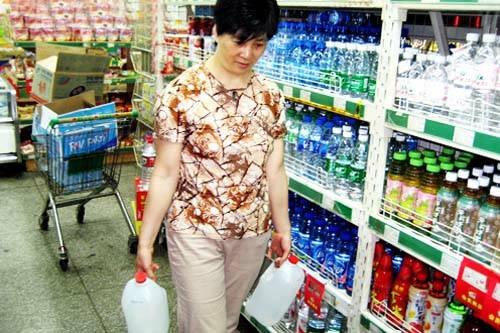 ここ3年ほど、中国のボトル入り飲用水市場は毎年、ほぼ20％近いスピードで拡大している。2010年までに、その消費量は毎年1000万トンに達する見込みだ。