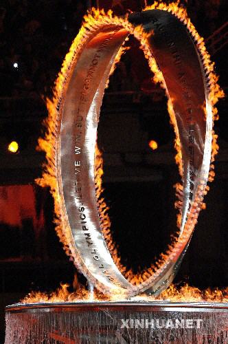 10月2日，2007年世界夏季特奥会在上海隆重开幕。图为主火炬在开幕式现场熊熊燃烧。 新华社记者戴旭明摄