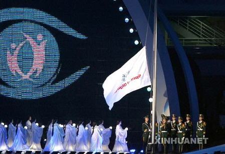 10月2日，2007年世界夏季特奥会在上海隆重开幕。图为特奥会会旗在开幕式上升起。 新华社记者张明摄