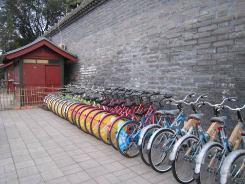 2008年の「エコ五輪」のテーマに合わせ、北京市の関連当局はこのほどレンタル自転車の使用を広めるため、人の流れの多い地下鉄や観光地にレンタルスポットを設置した。