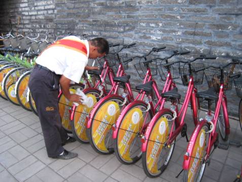 自転車は大半の市民が使っている交通手段。省エネや環境保護、排ガスはなく、しかも健康的でファッショナブルだ。北京市は、すべての市民が自発的に利用して、エコ五輪を迎えるよう提唱している。