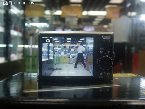 デジタルカメラ売れ筋ランキング4位：3インチの大画面液晶プラス光学手ブレ補正機能付きのニコンS51