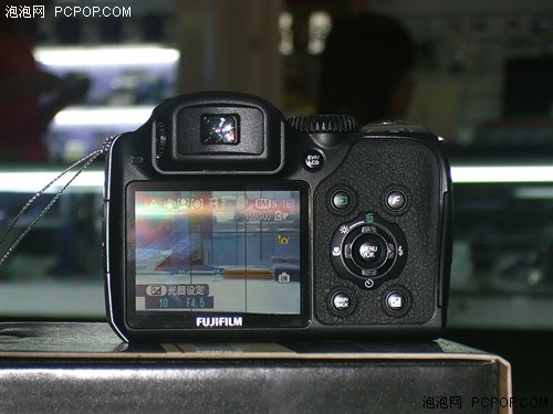 デジタルカメラ売れ筋ランキング5位：18倍ズームレンズ搭載・手ブレ補正機能付きデジタルカメラーーフジS8000fd