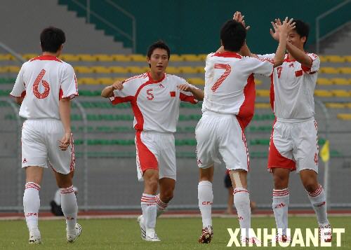 10月28日，中国队球员刘健（右二）进球后与队友庆祝。