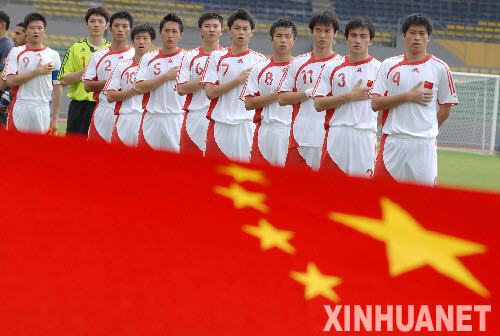 图为中国队首发队员在奏国歌仪式上。