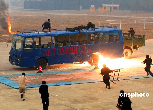 中国反恐特种部队进行公共汽车反劫持演练。