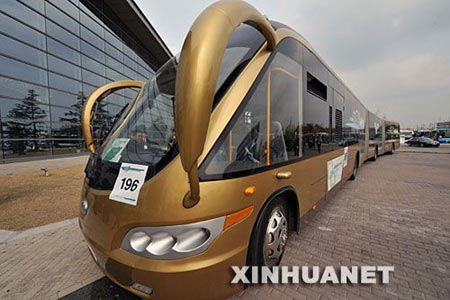 25米长公交车亮相上海节能汽车展(图)