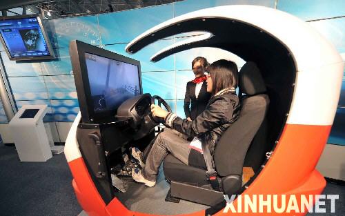 11月15日，一名参观者在体验“驾驶辅助系统模拟装置”。 当日，2007全球清洁能源汽车挑战赛开幕式在上海举行。世界各大汽车厂商生产的120多部拥有前沿清洁能源技术的车辆亮相，向观众展示最新颖的概念车型和汽车技术。 