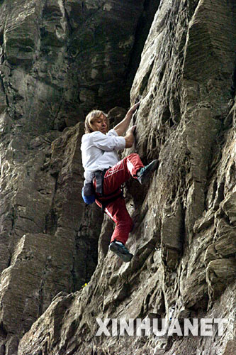 11月18日，法国“蜘蛛人”阿兰·罗伯特在徒手攀爬张家界天门山天门洞。