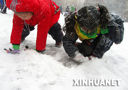 11月19日，吉林省吉林市降下今冬第一场大雪，学生们在操场上玩雪。吉林省大部分地区出现今冬第一场大规模降雪，吉林省气象台19日10时发布了明显降雪预报。 新华社发(朱万昌 摄) 