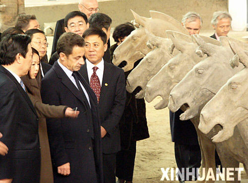 11月25日，法国总统萨科齐在西安秦始皇兵马俑博物馆参观。法国总统萨科齐当日上午乘专机抵达西安，开始对中国进行为期3天的国事访问。 新华社记者丁静摄