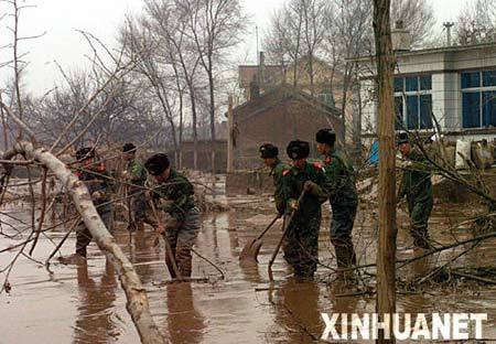 11月25日，武警战士在向阳村内搜寻失踪者。新华社记者 任勇摄