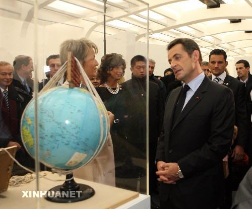 11月26日，法国总统萨科齐来到北京大山子798艺术区参观。 新华社记者 饶爱民 摄