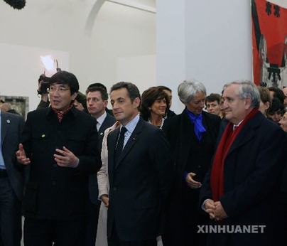 11月26日，法国总统萨科齐来到北京大山子798艺术区参观。 新华社记者 饶爱民 摄