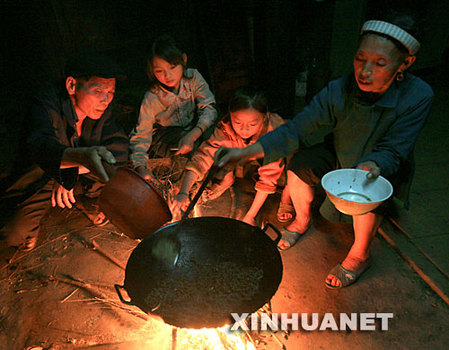 11月26日，广西融水苗族自治县红水乡良双村江脑瑶寨的村民为孩子准备上学吃的酸菜。