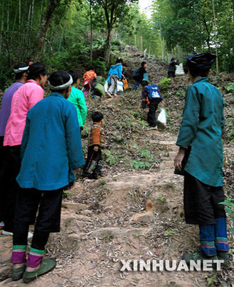 11月26日，在广西融水苗族自治县红水乡良双村江脑瑶寨，老人们在村口目送孩子们去上学。