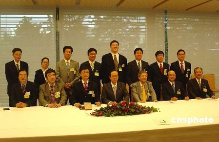 11月27日上午，日本首相福田康夫（前中）在首相官邸会见前来参加首届中日媒体人士对话交流会议的中方代表团成员并合影。