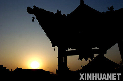 这是夕阳中的平遥古城“县衙”钟楼（11月27日摄）。 