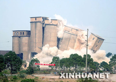 「エネルギー削減・汚染物質排出抑制」は2007年の中国経済のキーワード１つに。写真は汚染が深刻な小セメント工場の廃棄。 