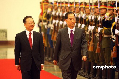 国务院总理温家宝在北京人民大会堂举行仪式，欢迎来访的韩国总理韩德洙。