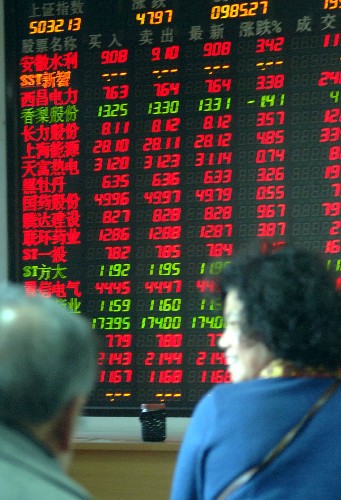 上海総合株価指数は年初の3000ポイントから、10月16日の6124ポイントに跳ね上がり、その後大幅な下落となった。写真は11月23日、北京のある証券取引所で株価ボートを見ている投資家。